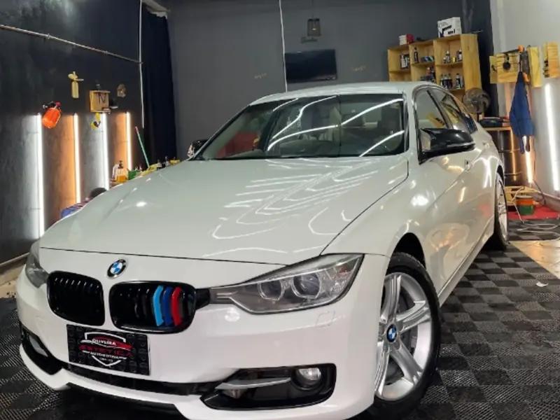 BMW 320 branca no estúdio da Oliveira