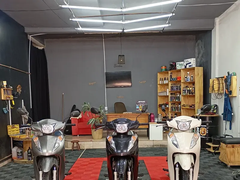 Três motos lado a lado no estúdio da Oliveira
