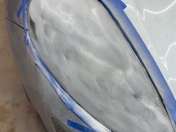 Antes: Farol de um Hyundai, antes e depois do polimento