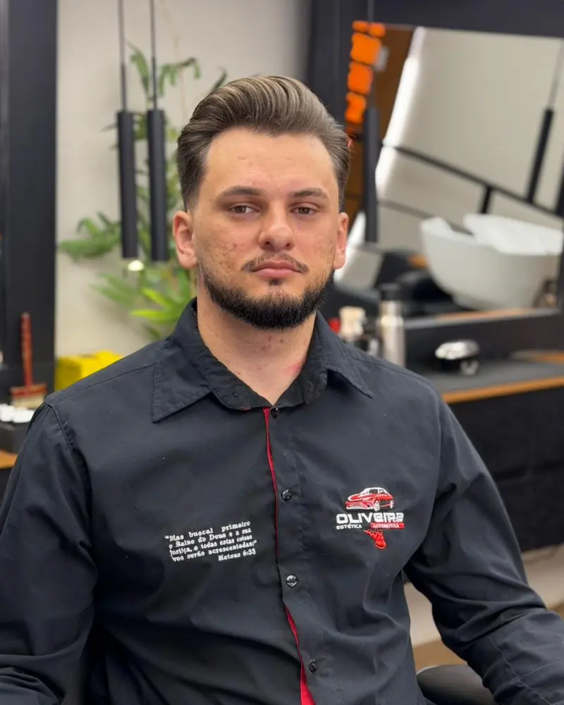 Gilberto com a camisa da Oliveira Estética Automotiva