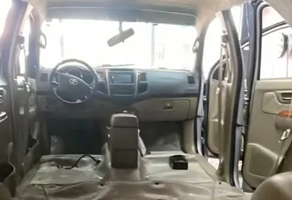 Painel, volante e console central de um carro com o interior desmontado