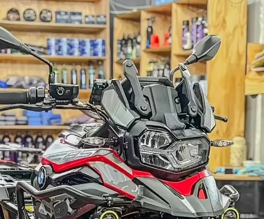 Frente de uma moto: farol, para-brisa e retrovisores