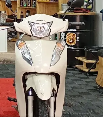 Moto branca finalizada no estúdio da Oliveira
