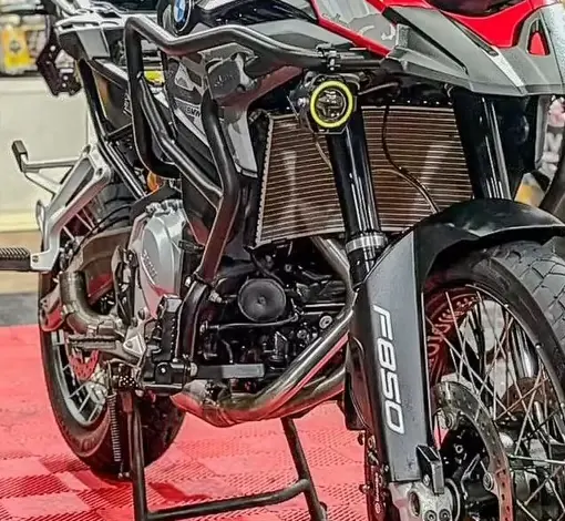 Motor e radiador de uma moto, com os protetores de motor à vista