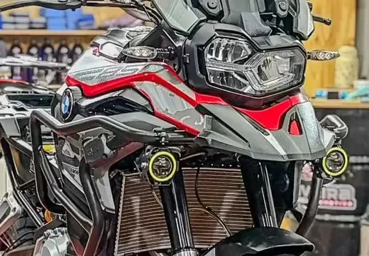 Tanque de uma moto com a pintura refletindo a luz do estúdio