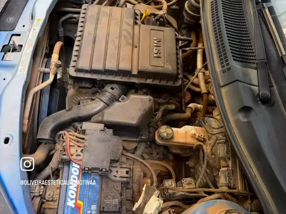Antes: Cofre do motor de um Volkswagen