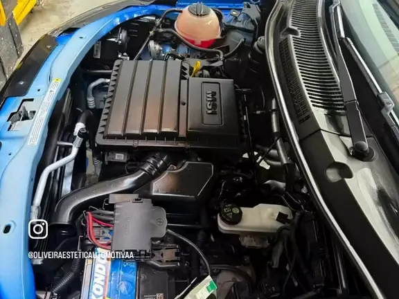 Depois: Cofre do motor de um Volkswagen