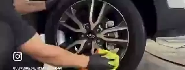 Acabamento da roda já montada no veículo.