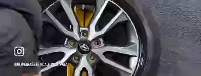 Roda trabalhada no cavalete, peça a peça.